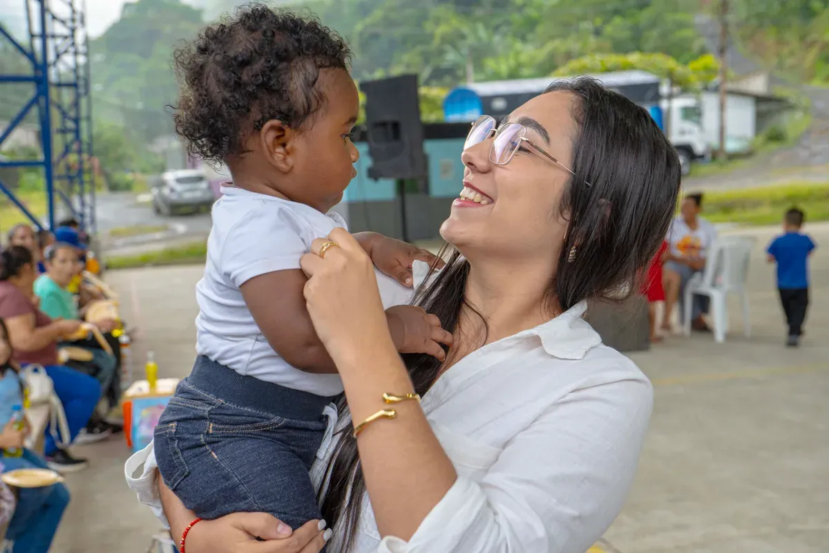 Liliana Silva recorre un barrio junto a sus vecinos