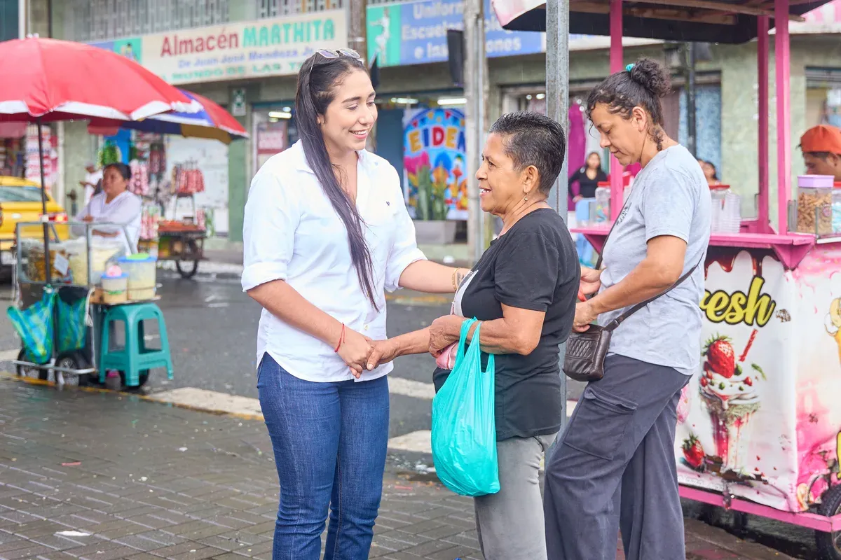 Liliana Silva recorre un barrio junto a sus vecinos
