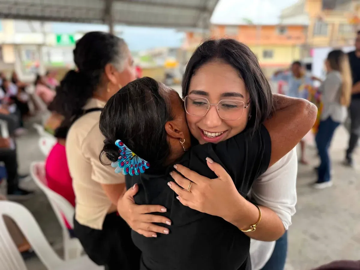 Liliana Silva escucha a vecinos en un encuentro comunitario