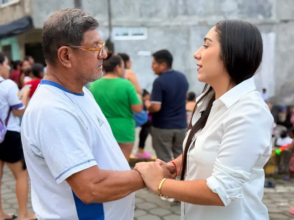 Liliana Silva escucha a un vecino durante una jornada territorial