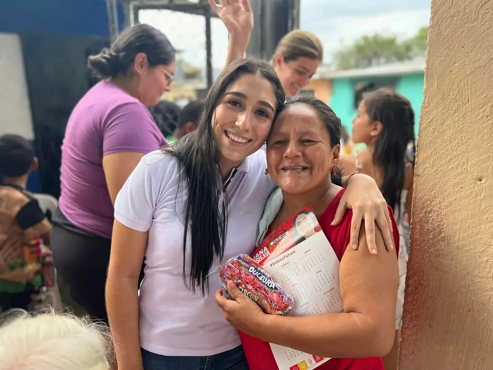 Personas adultas aparecen durante una actividad comunitaria.