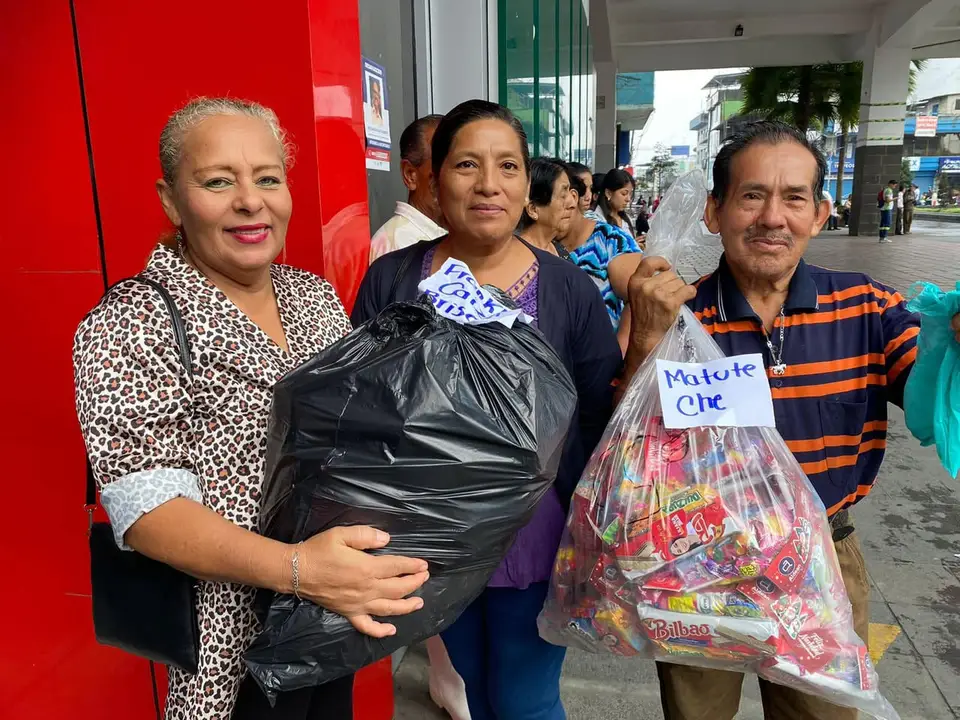 La autora participa en una actividad comunitaria.