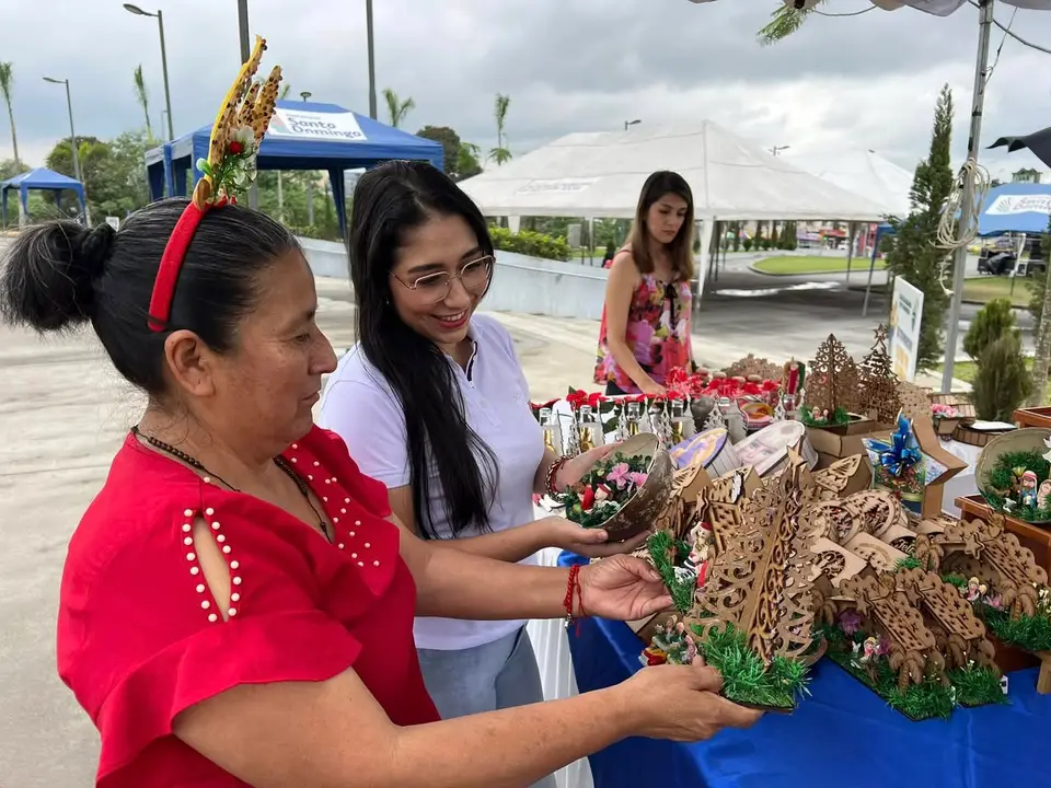 Puesto de productos artesanales durante un festival comunitario.