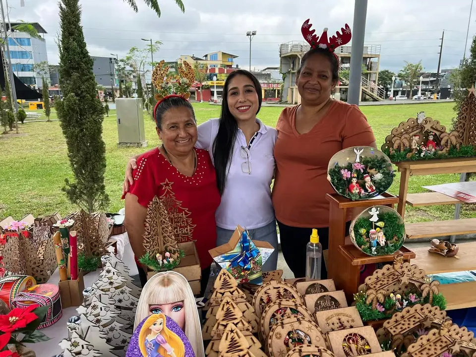 Emprendedoras participan en una actividad de exposición y venta.