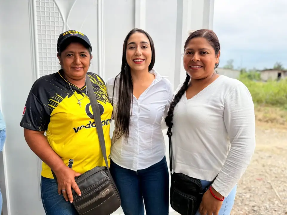 Liliana Silva comparte con integrantes del Comité Voluntad y Justicia durante una actividad comunitaria.