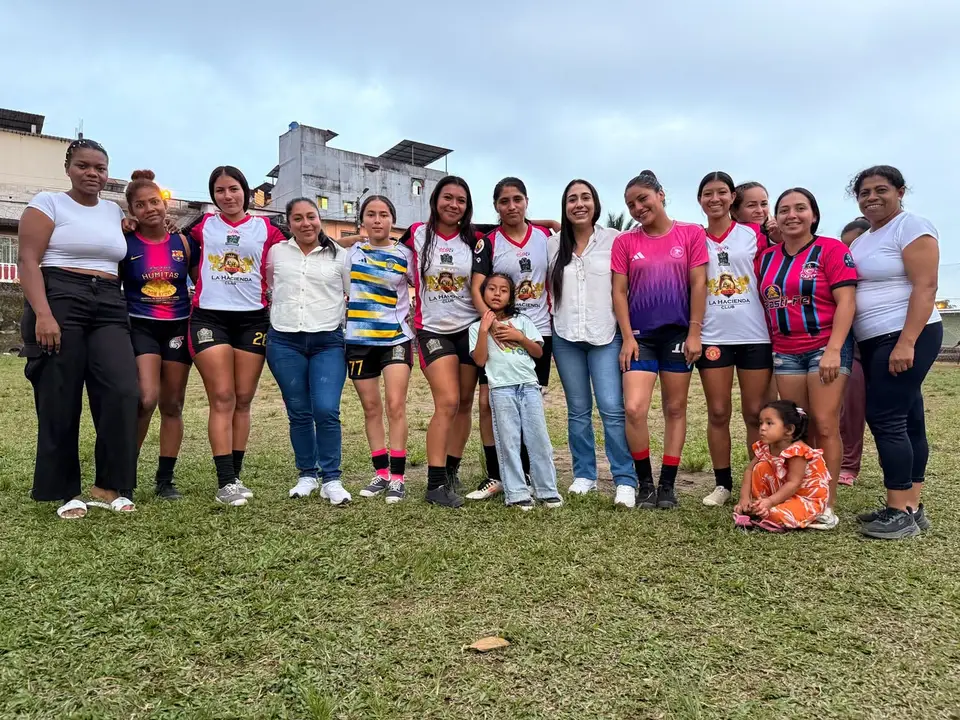 Mujeres reunidas en una actividad de fútbol femenino.