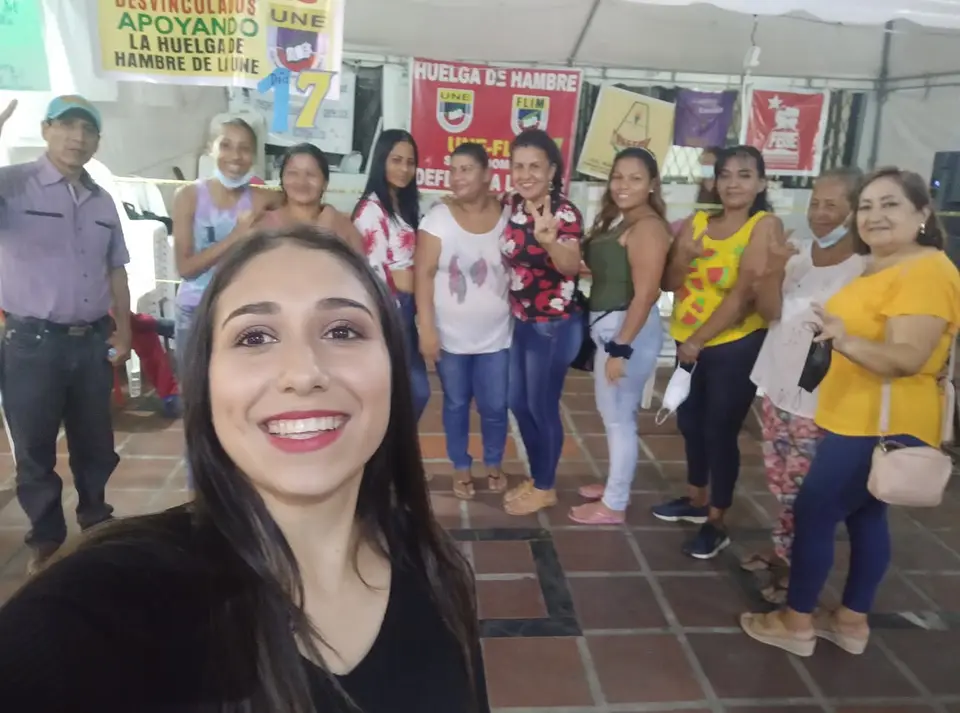 Fotografía local de una asamblea del Frente Popular con participantes.