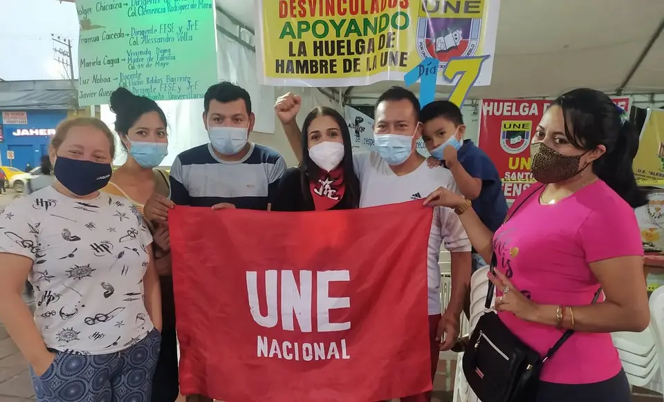 Fotografía local de una reunión política con material de organización.