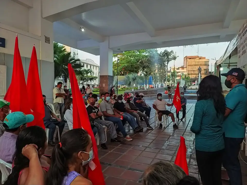 Fotografía local de personas reunidas durante una asamblea.