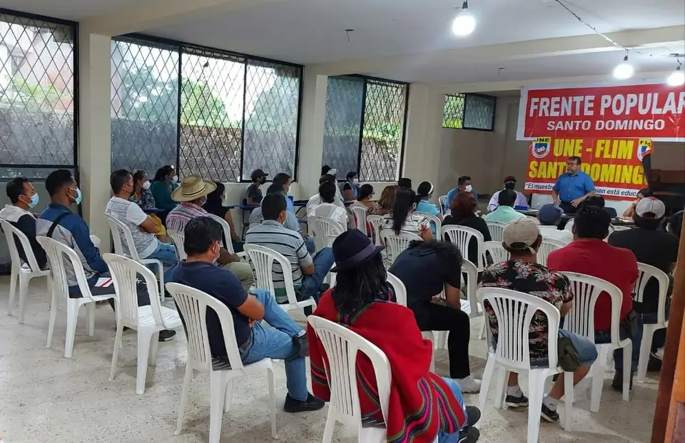 Fotografía local de una reunión del Frente Popular con participantes adultos.