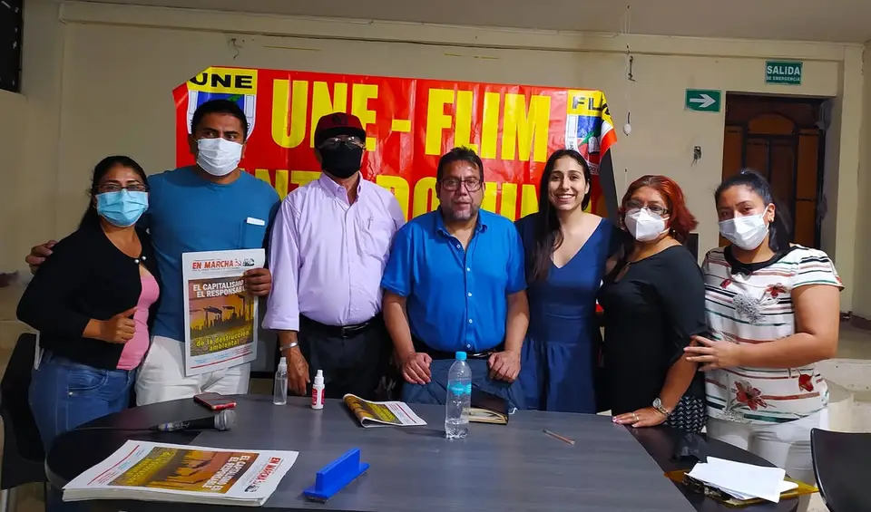 Fotografía local de una asamblea política con material de reunión.