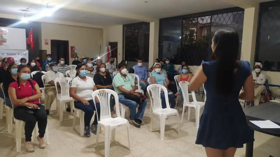 Fotografía local de participantes reunidos en una asamblea.