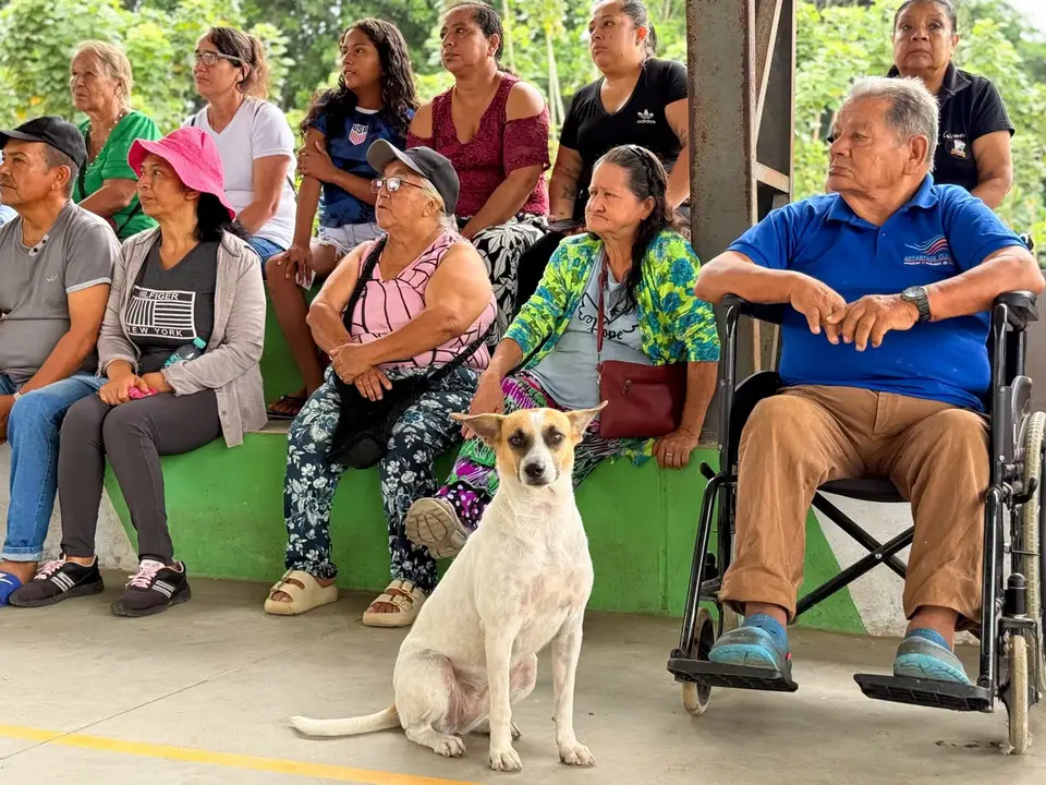 Participantes conversan durante una visita comunitaria.