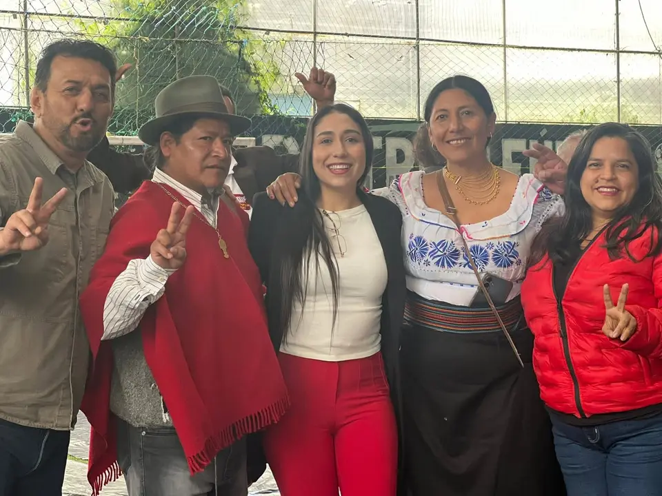 Liliana Silva junto a integrantes adultos de Unidad Popular durante una jornada de coordinación política.