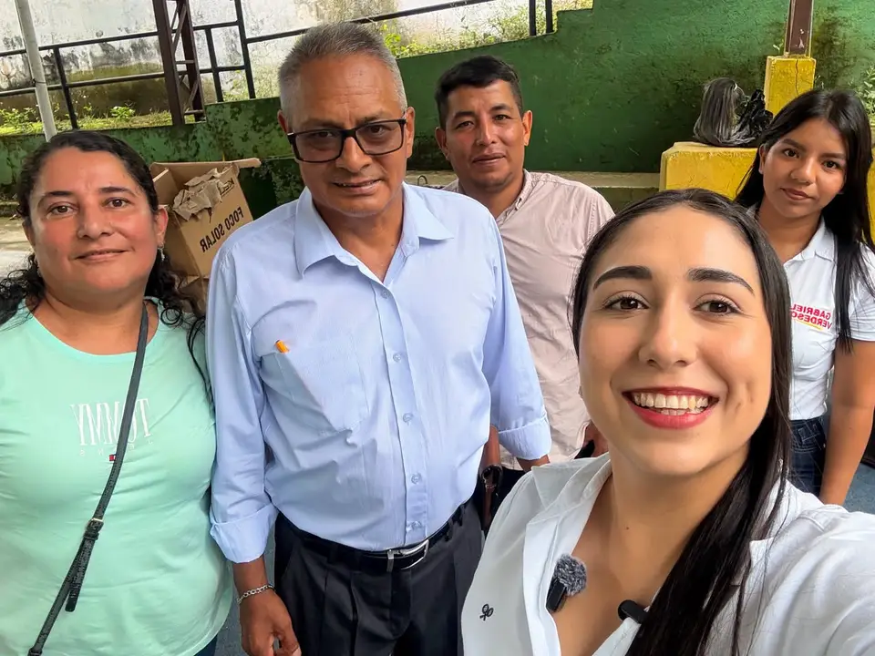 La autora se fotografía con varias personas en un espacio comunitario.