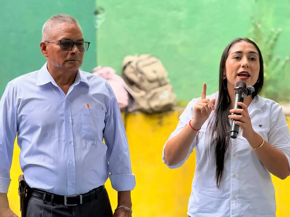 Participantes conversan en un espacio comunitario.