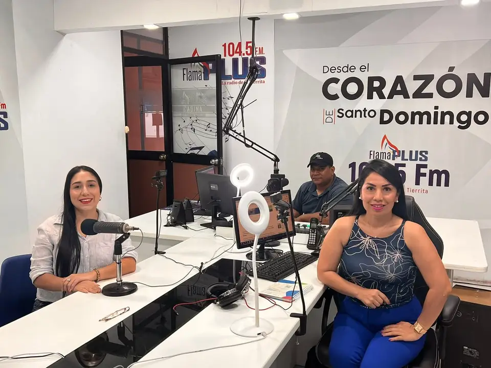 Liliana Silva participa en una entrevista en la cabina de Radio Flama Plus.