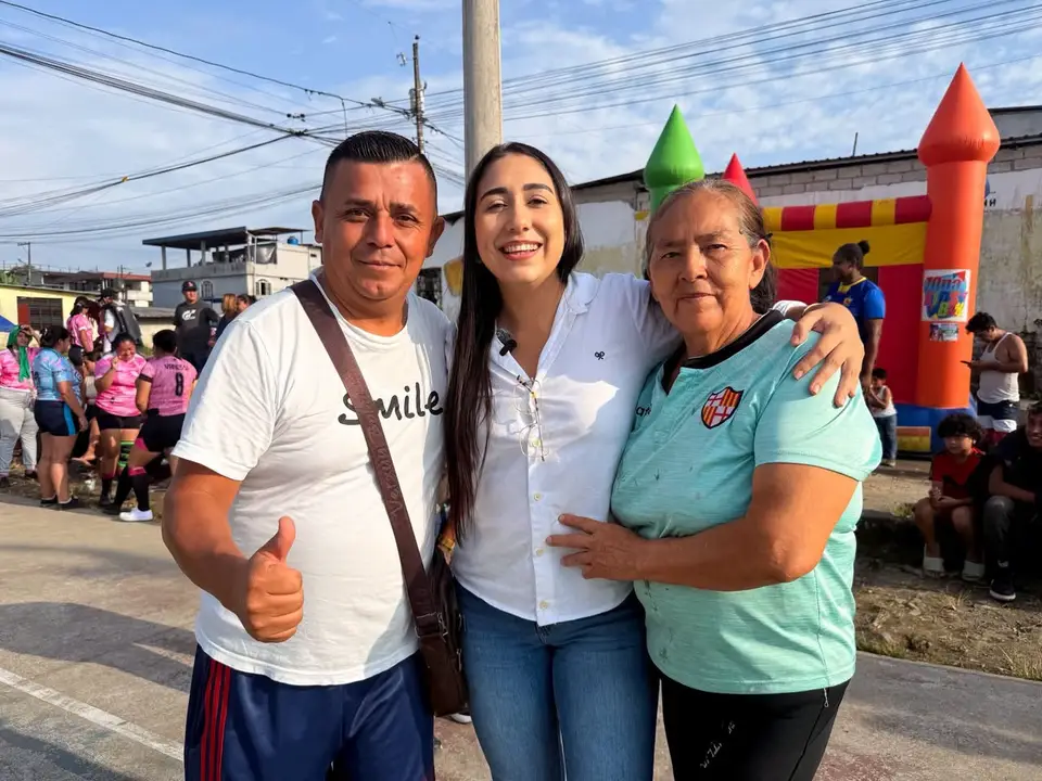 Grupo de deportistas posa junto a la autora durante una actividad de fútbol.