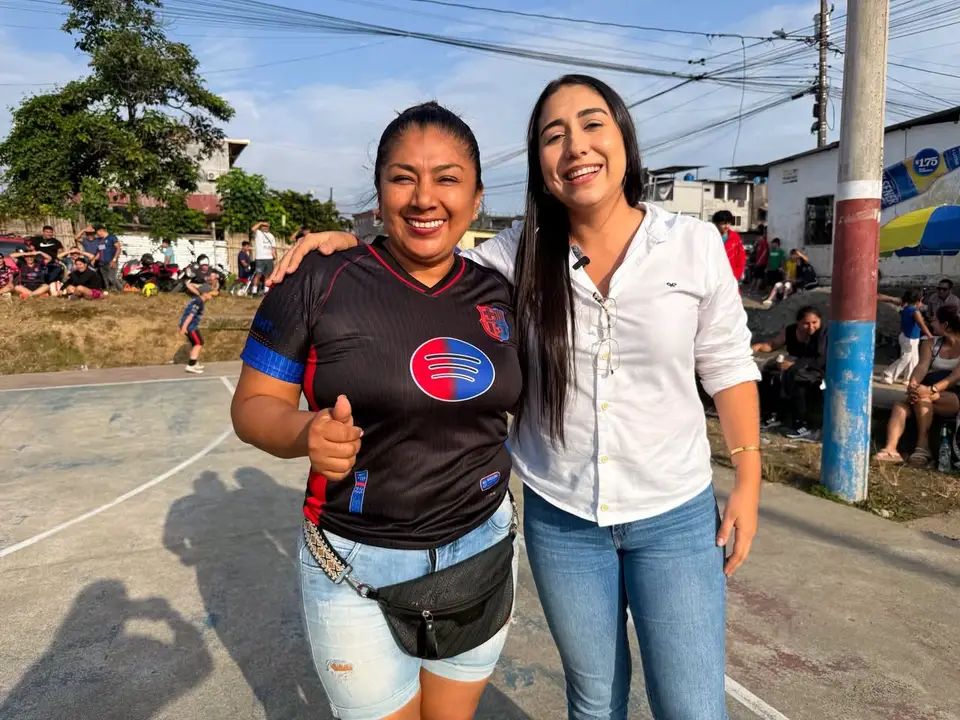 Participantes de un campeonato femenino se reúnen en una cancha.