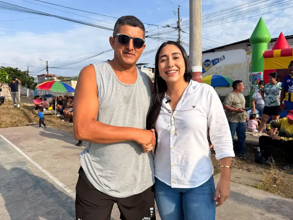 Personas con uniformes deportivos posan durante un encuentro.