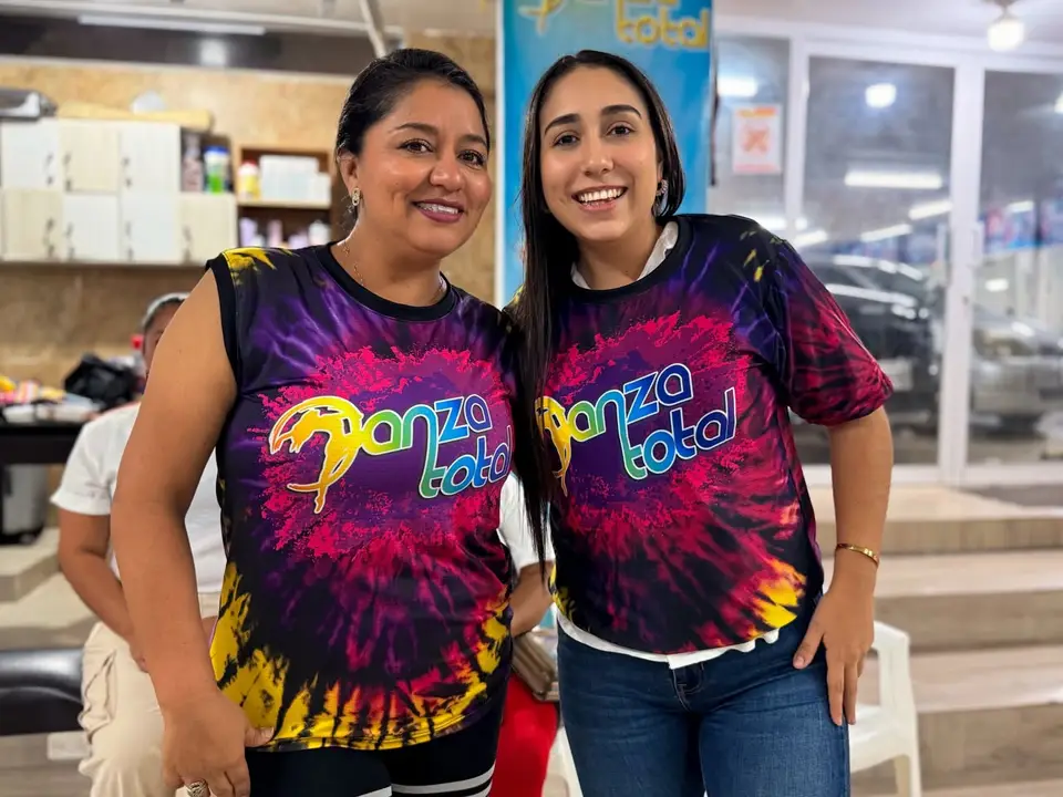 Mujeres reunidas en una sala de danza durante una actividad grupal.
