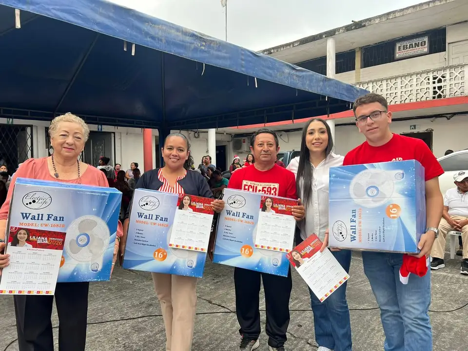Liliana Silva junto a cuatro personas adultas durante la entrega de ventiladores en la Casa de la Cultura de Santo Domingo.