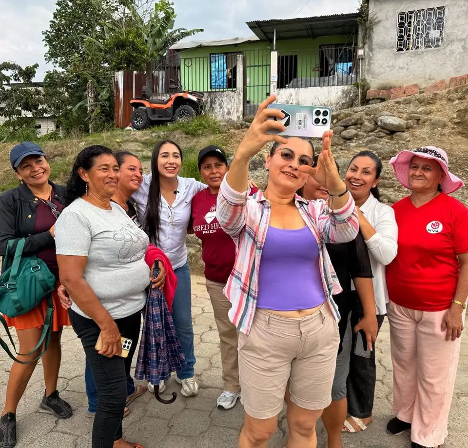Vecinas y Liliana Silva se reúnen durante un recorrido en Nuevo Proletariado.