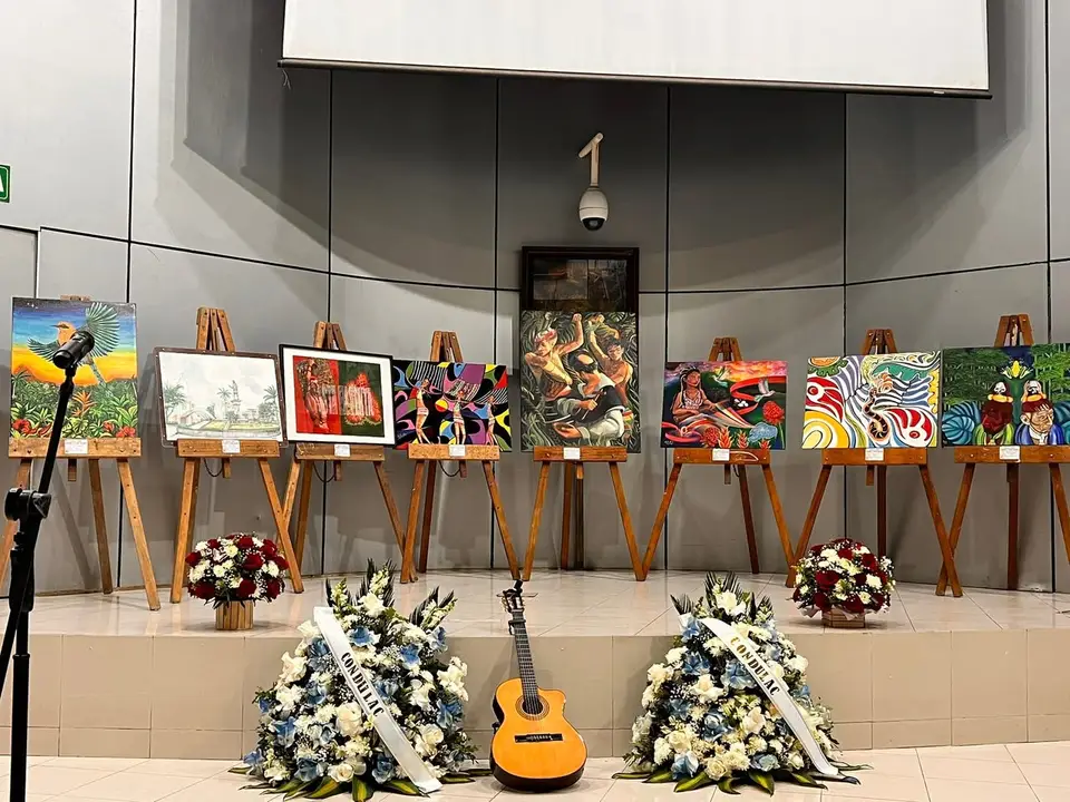 Obras pictóricas expuestas en una actividad cultural de la Convención Nacional de Poetas y Escritores en Santo Domingo.