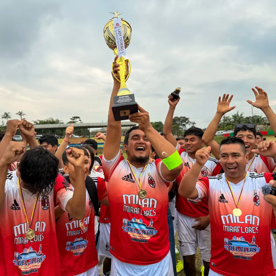 Un equipo de fútbol celebra con el trofeo de la Copa Lady Cedeño.