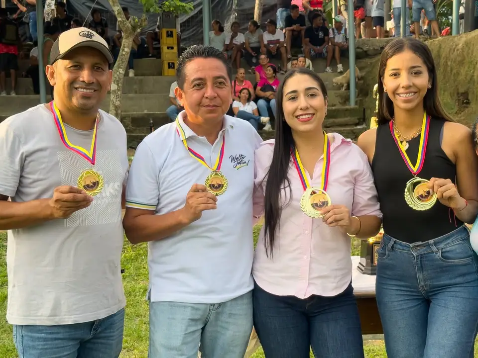 Personas con medallas posan tras una final deportiva.
