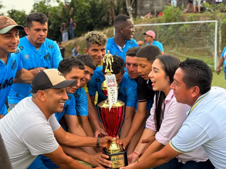 Participantes de un campeonato posan en un espacio deportivo.