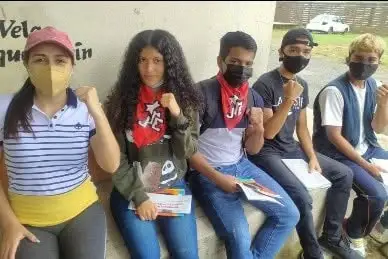Fotografía local de una persona en un espacio de entrevista o radio.