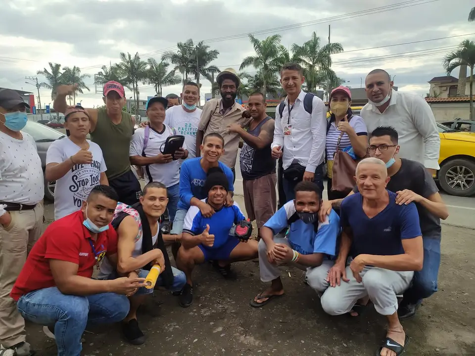 Fotografía local de una actividad pública con participantes adultos.