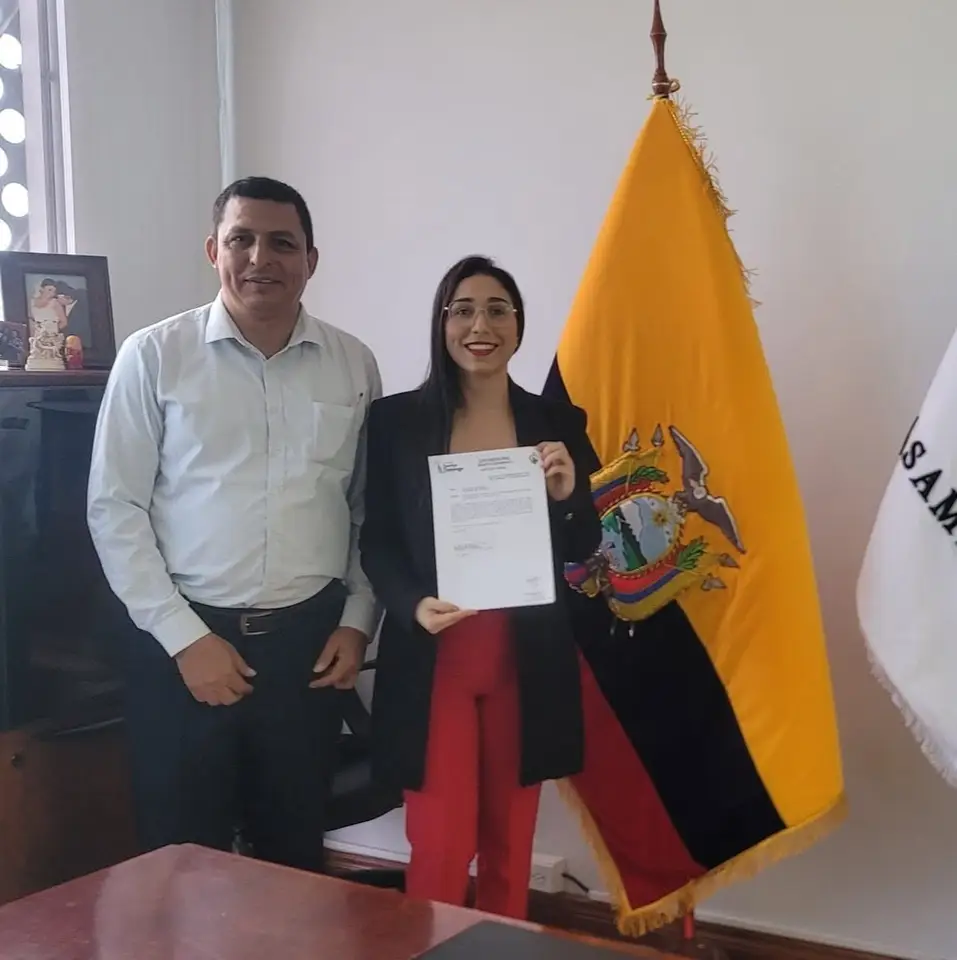 La autora aparece durante una actividad institucional.