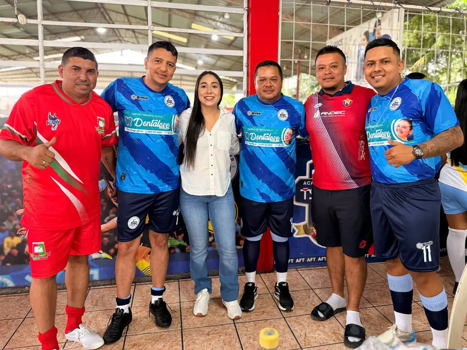 Personas reunidas en un espacio deportivo durante una actividad comunitaria.