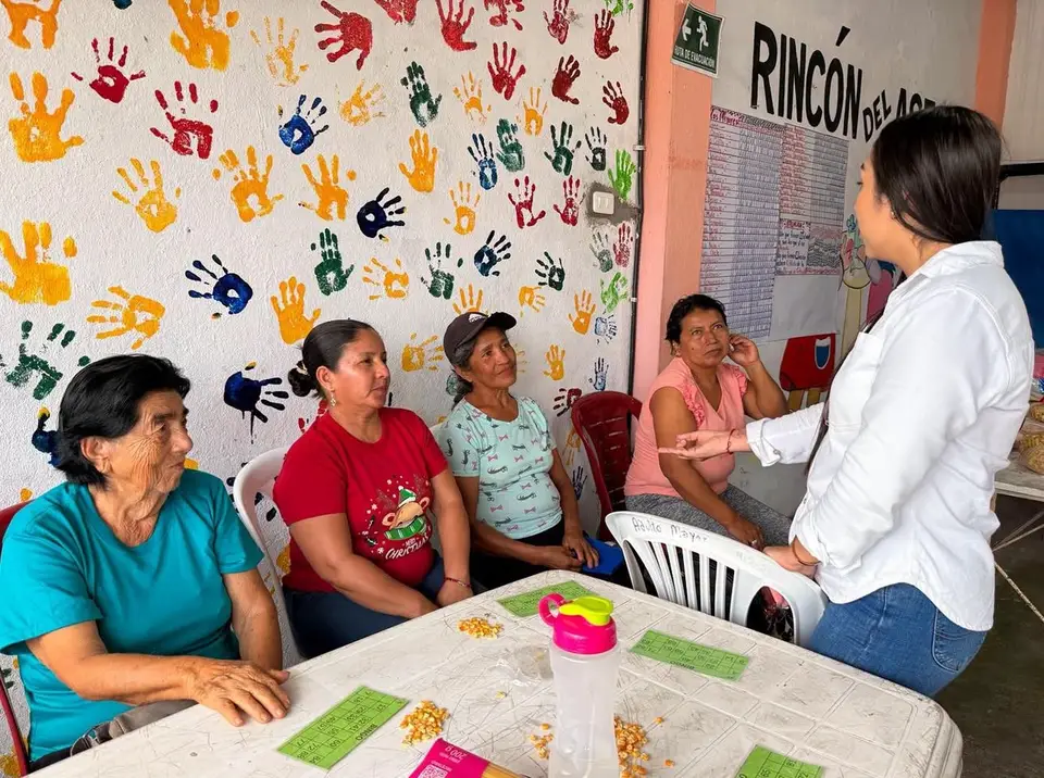 Personas adultas mayores reunidas durante una jornada comunitaria.