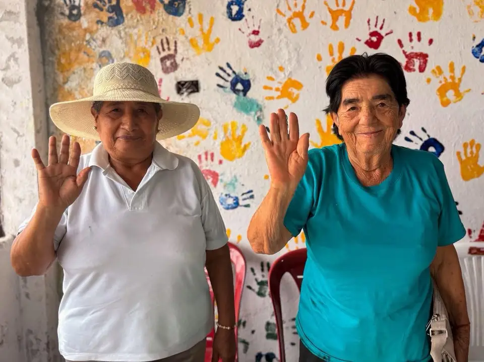 Participantes posan juntos en un espacio de encuentro comunitario.