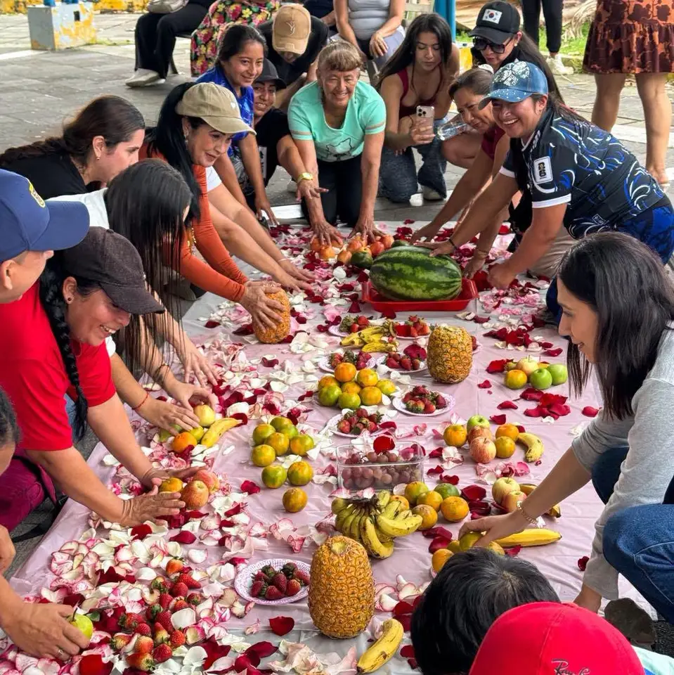 Participantes reunidas en una actividad comunitaria al aire libre.