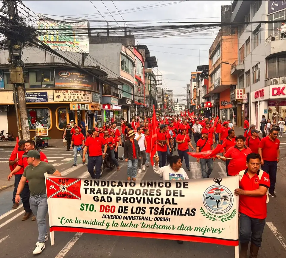Marcha de organizaciones sindicales por una avenida de Santo Domingo.