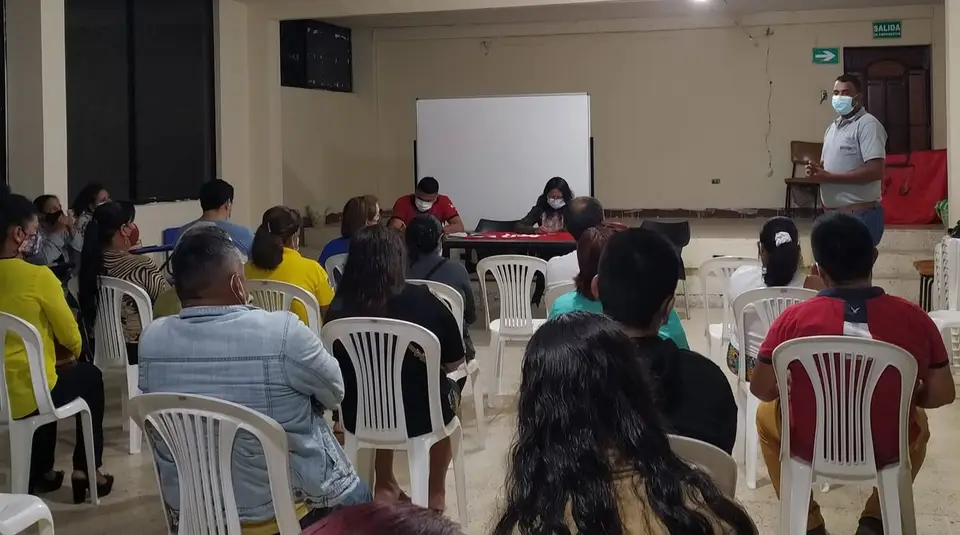 Fotografía local de una reunión política con participantes adultos.