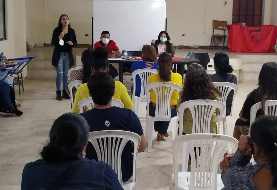 Fotografía local de participantes reunidos en un espacio de organización.