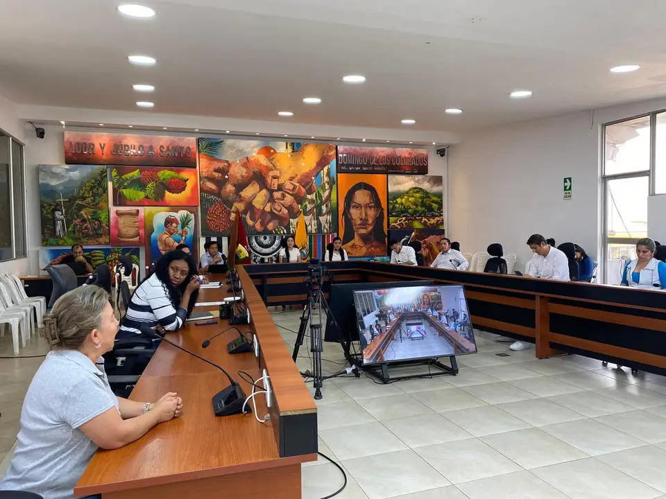 Personas participan en una reunión institucional.
