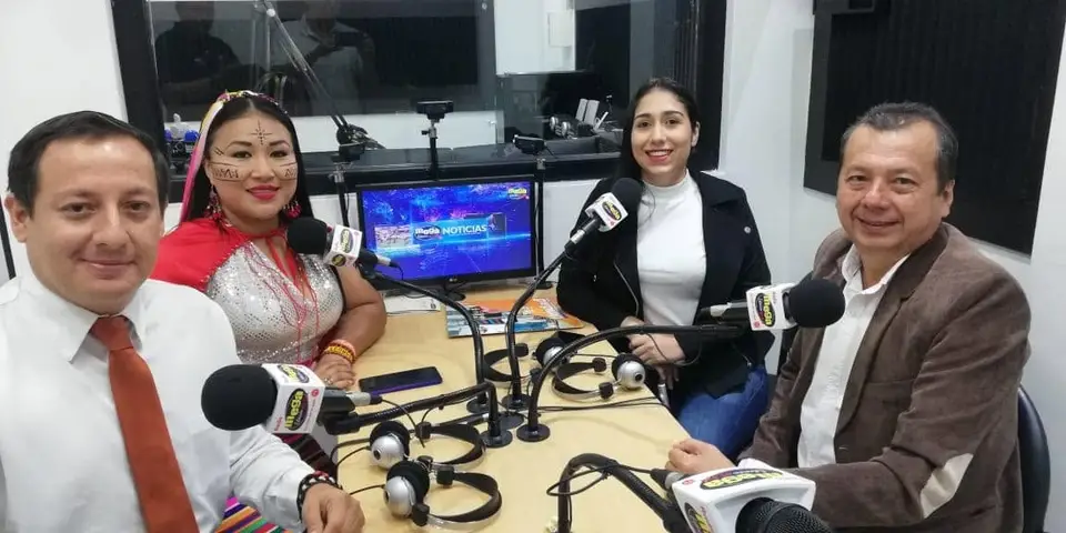 Liliana y otras personas participan en una entrevista dentro de un estudio de radio.