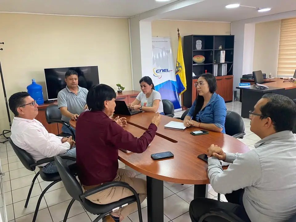 Liliana Silva reunida con el administrador y el equipo técnico de CNEL en Santo Domingo.
