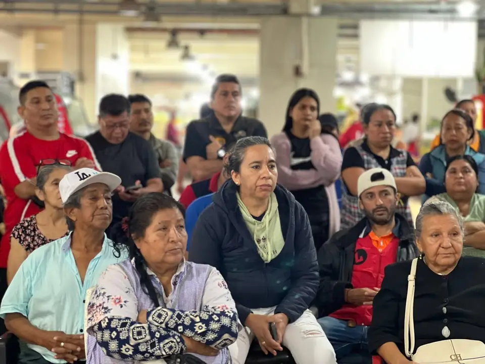 Comerciantes adultos reunidos en el Mercado Central Municipal de Santo Domingo.