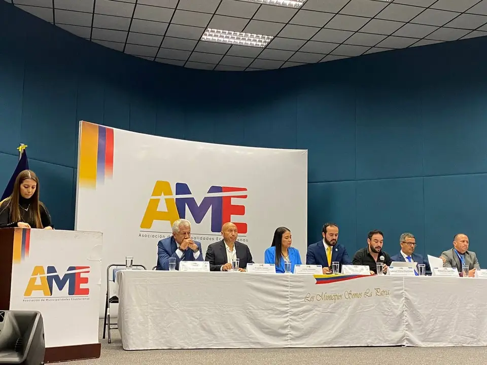 Participantes posan durante una reunión institucional.