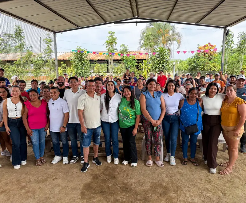 Personas reunidas durante una visita comunitaria.