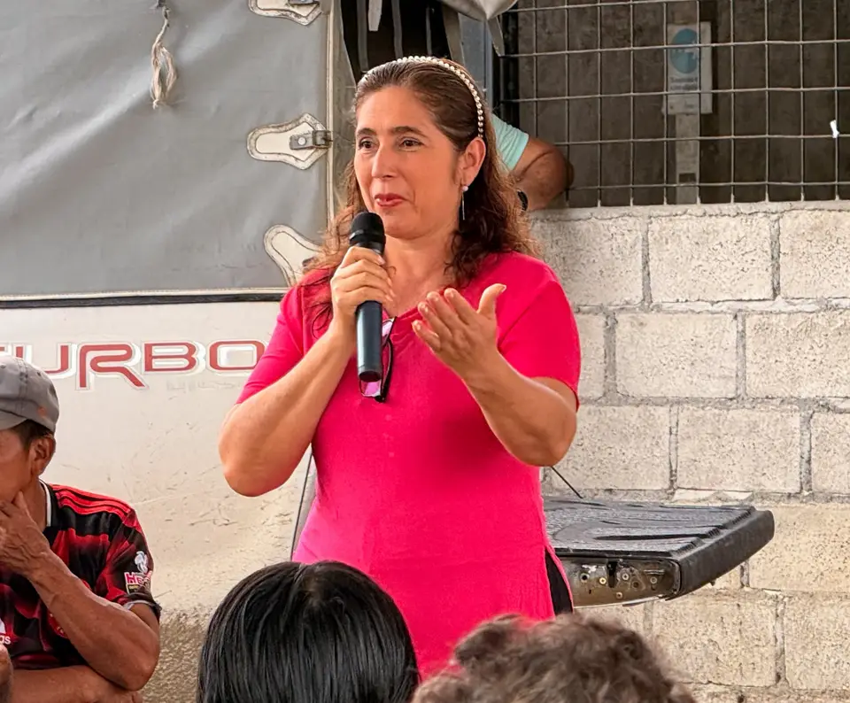 Participantes conversan en un espacio de la comunidad.