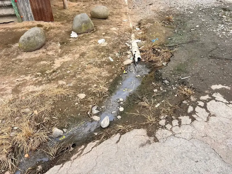 Descarga de aguas residuales junto a una vía del sector Provincias Unidas.